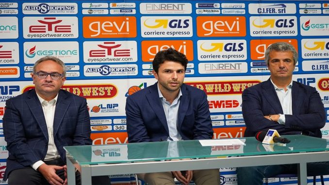 Coach Pino Sacripanti con il presidente di Napoli Grassi e il socio Amoroso
