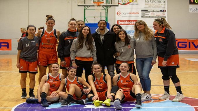 J.J. Frazier con le giocatrici della Givova Free Lady