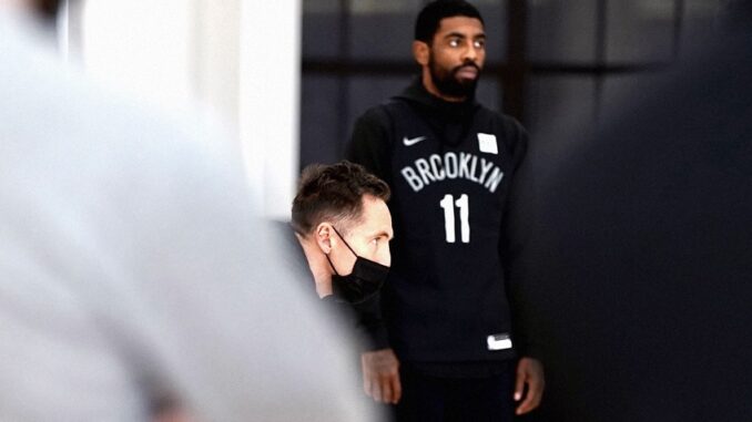 Kyrie Irving e Steve Nash durante un allenamento dei Brooklyn Nets
